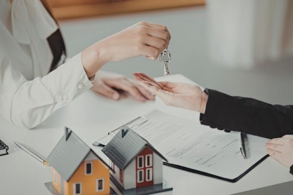 The Role of Legal Advisors in Property Transactions and Real Estate Transfers